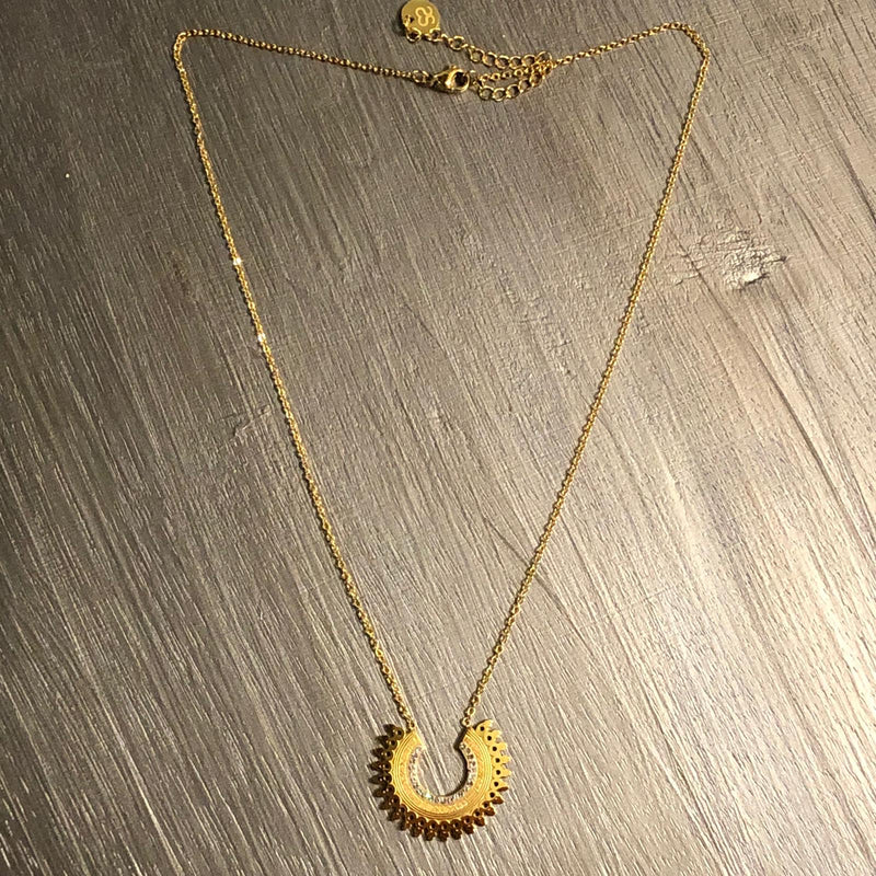 Collana con semicerchio e zirconi